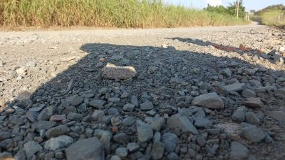 No Gargantilha, moradores reclamam que brita para nivelar ruas de terra danifica pneus