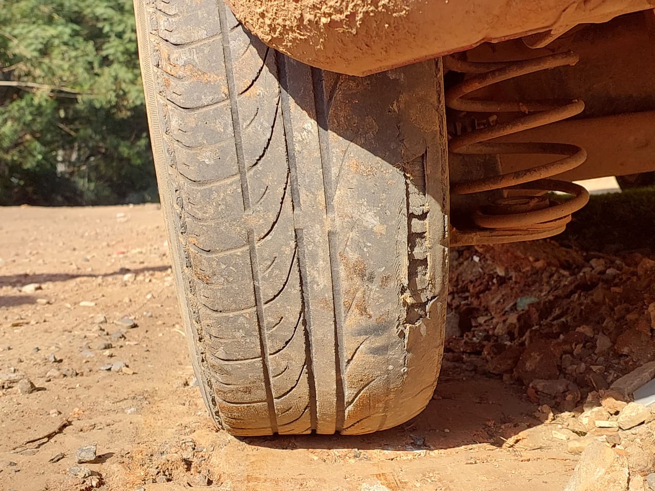 No Gargantilha, moradores reclamam que brita para nivelar ruas de terra danifica pneus