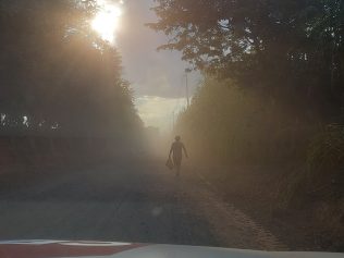 No Gargantilha, moradores reclamam que brita para nivelar ruas de terra danifica pneus