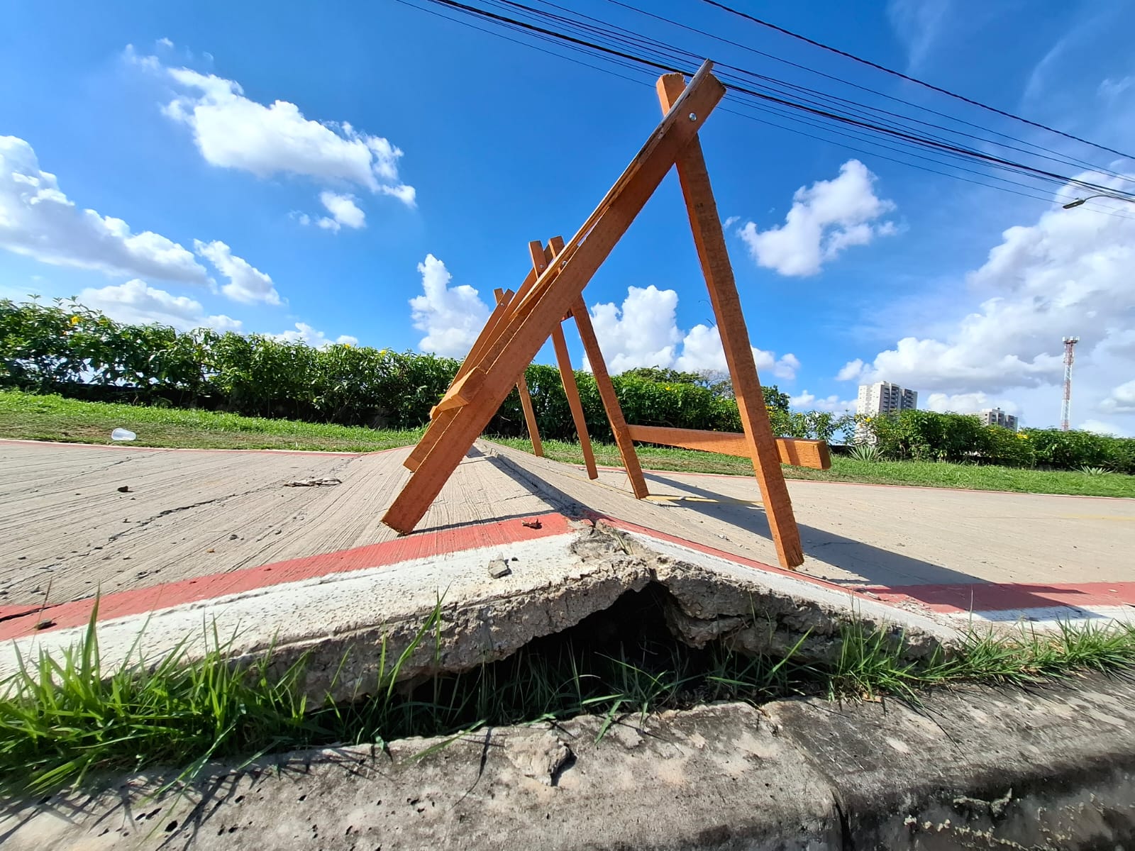 Ciclista fica ferido após queda em desnível de ciclovia da Avenida John Boyd