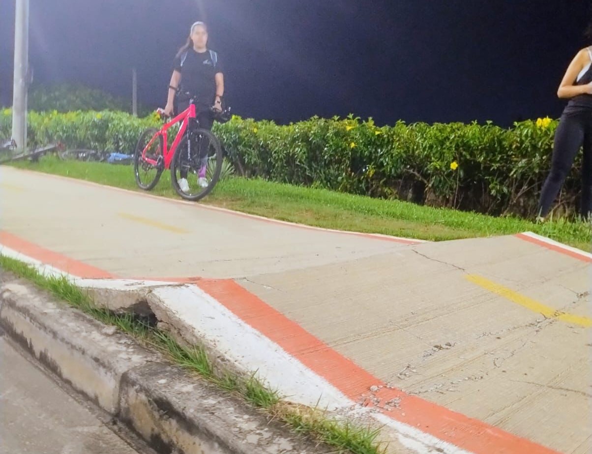 Ciclista fica ferido após queda em desnível de ciclovia da Avenida John Boyd