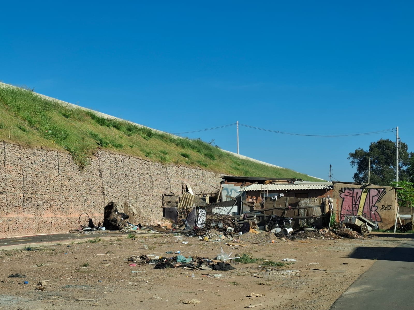 Obra da Miguel Melhado entra na fase final, mas ciclovia tem trecho ocupado por casas