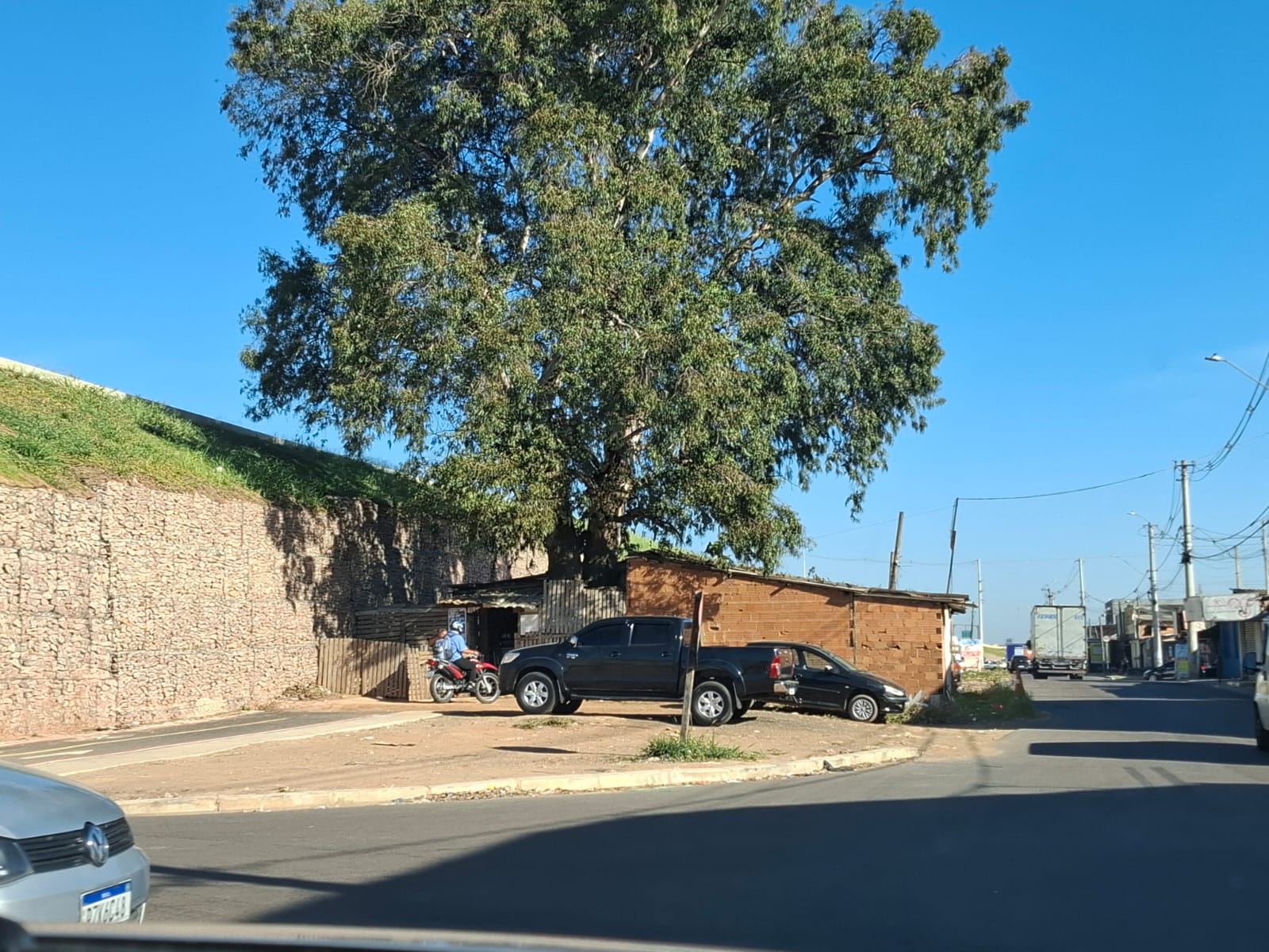 Casas na ciclovia da Rodovia Miguel Melhado