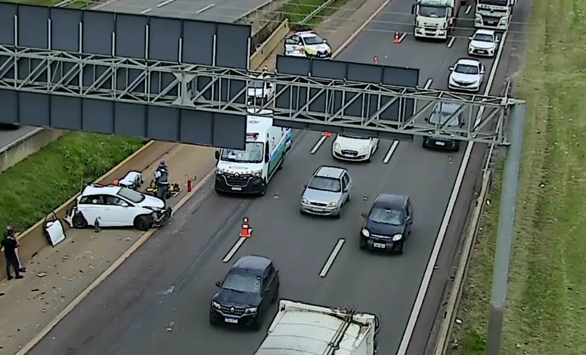 Carro e carreta se envolvem em acidente na Rodovia Dom Pedro