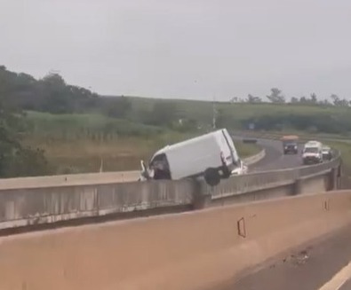 Van fica pendurada em mureta de rodovia na região de Piracicaba 
