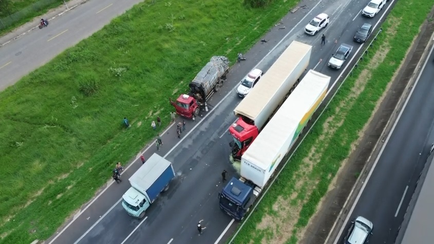 Acidente entre carreta e caminhão congestiona Anhanguera na tarde desta sexta-feira