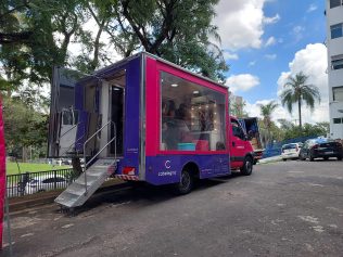 Doação de perucas abraça pacientes oncológicas com um novo "porto seguro"