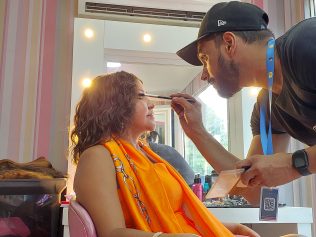 Doação de perucas abraça pacientes oncológicas com um novo "porto seguro"