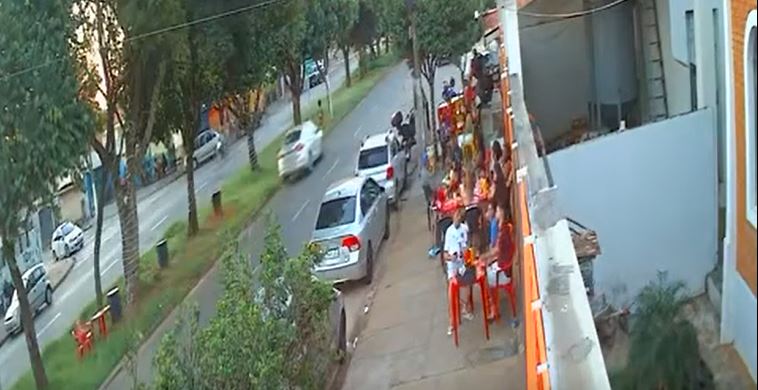 Jovem fica em estado grave e mulher morre após atropelamentos na região