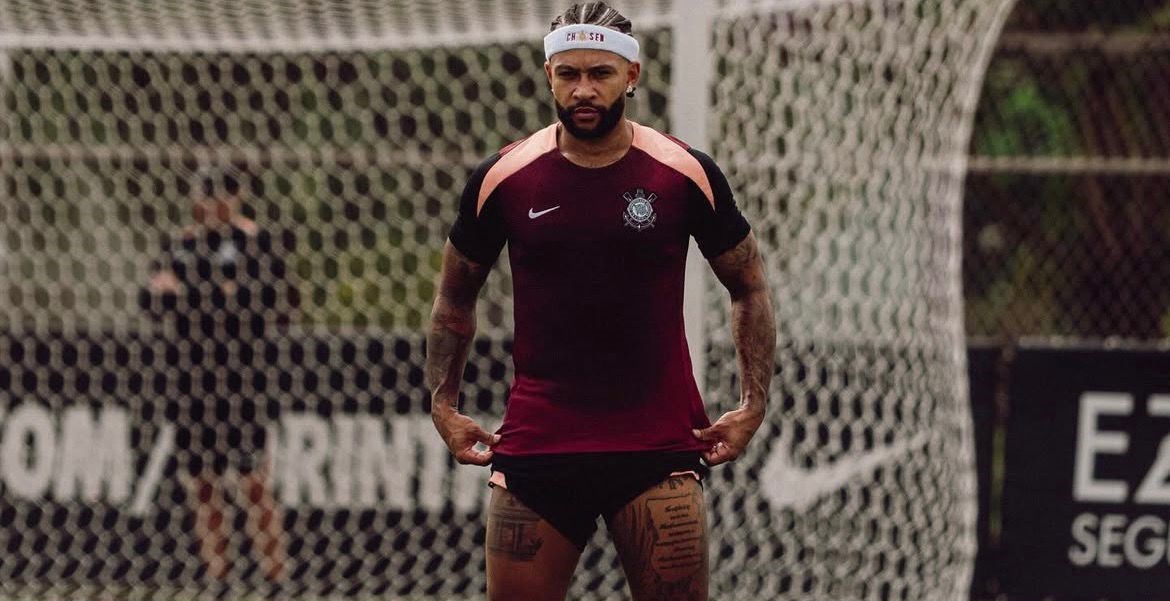 Memphis Depay traz fisioterapeuta particular para voltar a jogar pelo Corinthians
