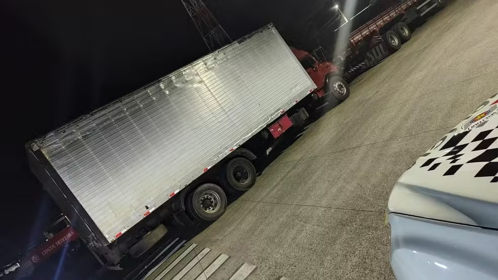 Caminhão de carga furtado em Limeira é recuperado pela polícia em Piracicaba